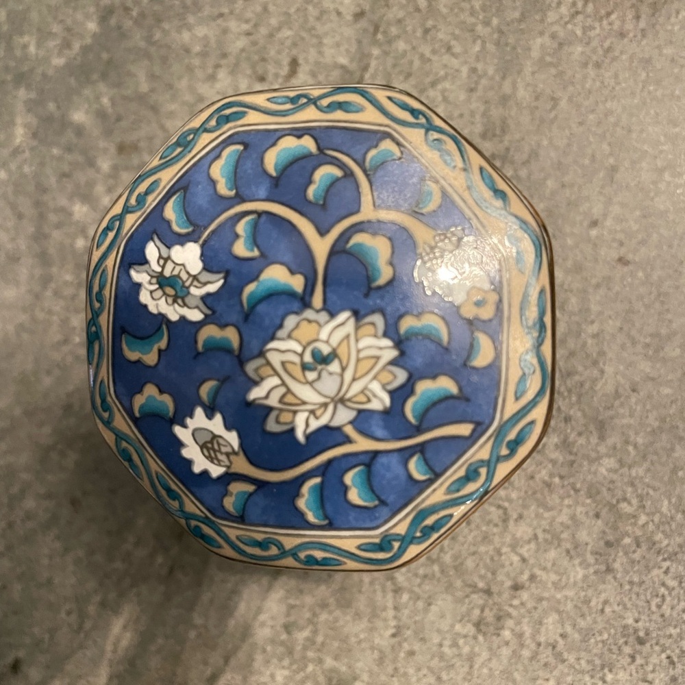 Miniature porcelain trinket box Etude Takahashi SF 1986
